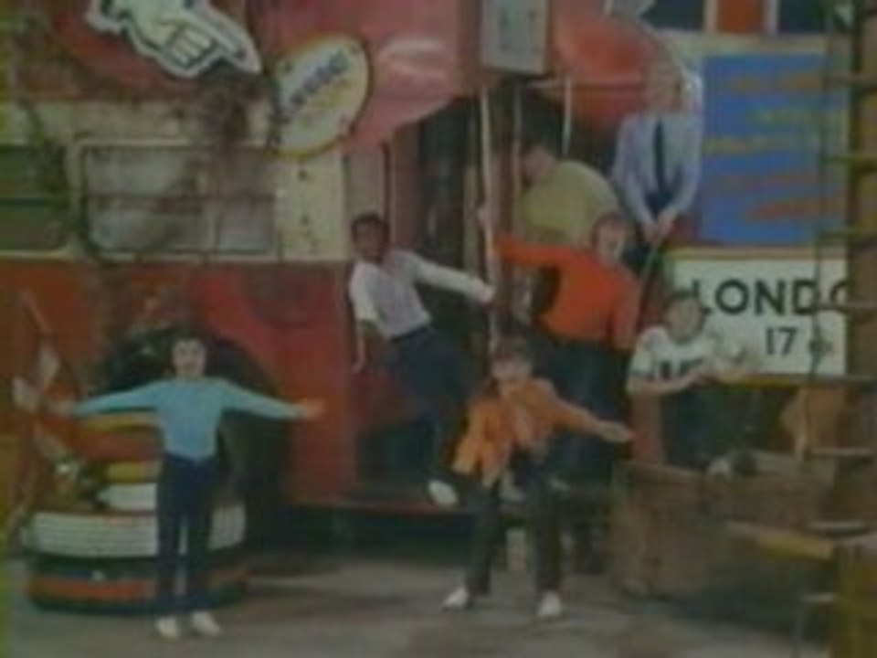 Autobus à impérial générique de la série Tv