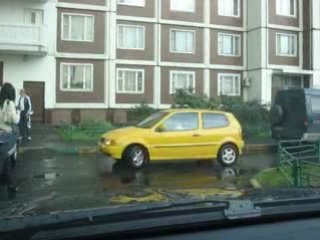 Une femme en voiture fait un demi-tour mdrr