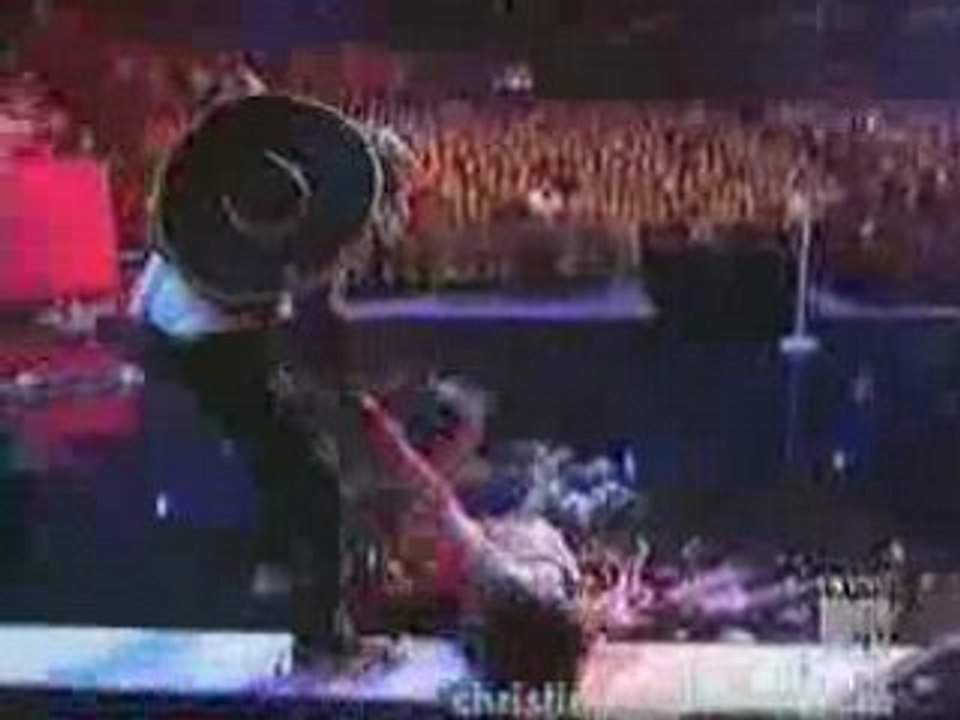 Katy Perry falls down on Mexican Awards Show