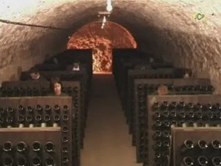 Remuage des bouteilles de Champagne