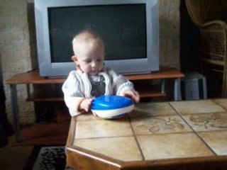 luca joue avec son téléphone