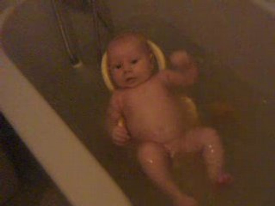 Raphaël - 2 mois - dans le bain