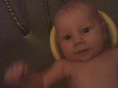 Raphaël - 2 mois (1) - dans le bain