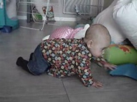 Elsa, 6 mois 1/2, marche à 4 pattes depuis 4 jours !!!