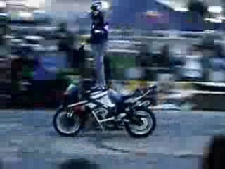 Un backflip debout sur une moto, stunt