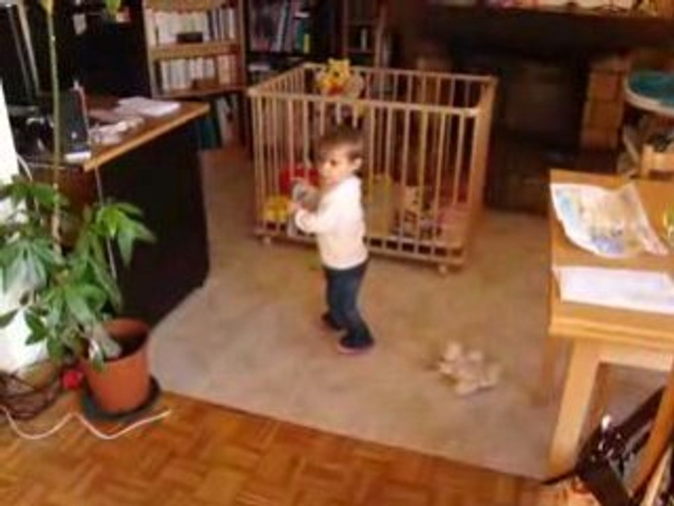 Chloé marche de mieux en mieux