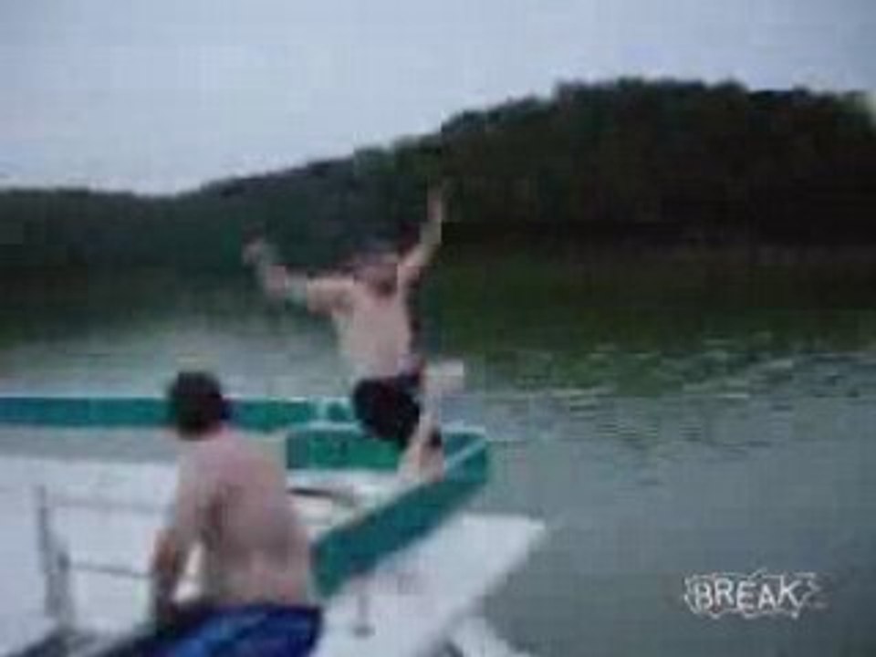 Régis tente un plongeon du haut d'un bateau !