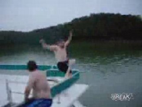 Régis tente un plongeon du haut d'un bateau !