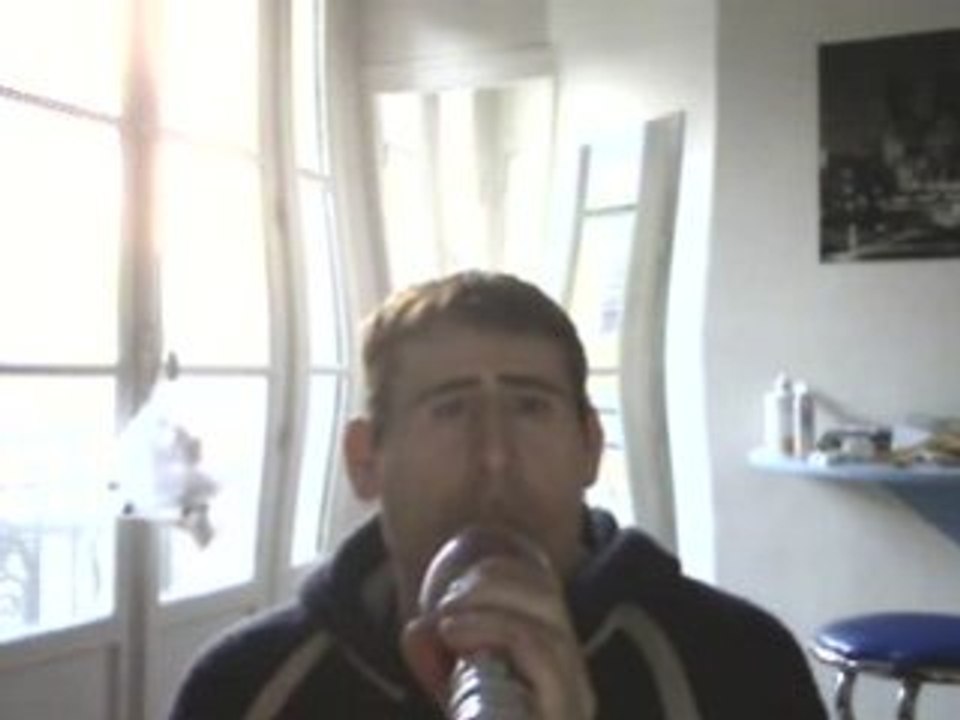 Wiwi égratigne "Fais la poule"