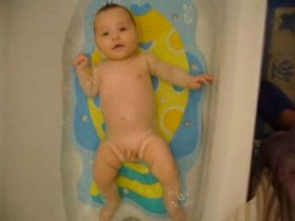 080607 Garris dans le bain