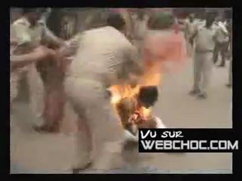 Un gars se met le feu lui même