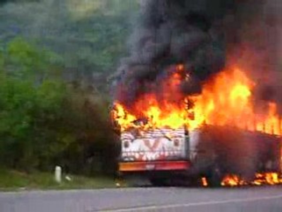 Autobus en llamas