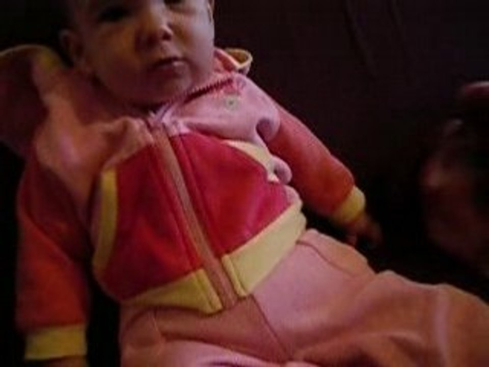 Coucou mamie et papy, je vous envoie de gros bisous, Maïa