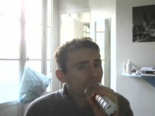 Wiwi égratigne "The robot"