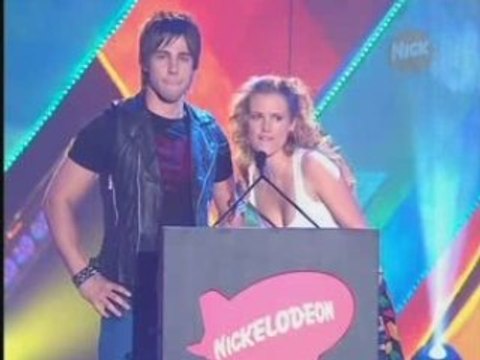 Dean Geyer presents @ Kids Choice Awards 2008