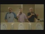 LesCretins.com - Les hommes aux toilettes