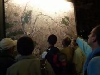 Les badauds et le plan de paris SDC10729
