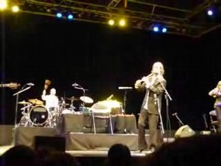 Carlos Nunez live in Nogent-sur-Marne