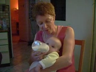 20081012 nicole donne son bib à Chloé