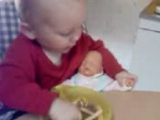 Louis donne a manger a son bebe