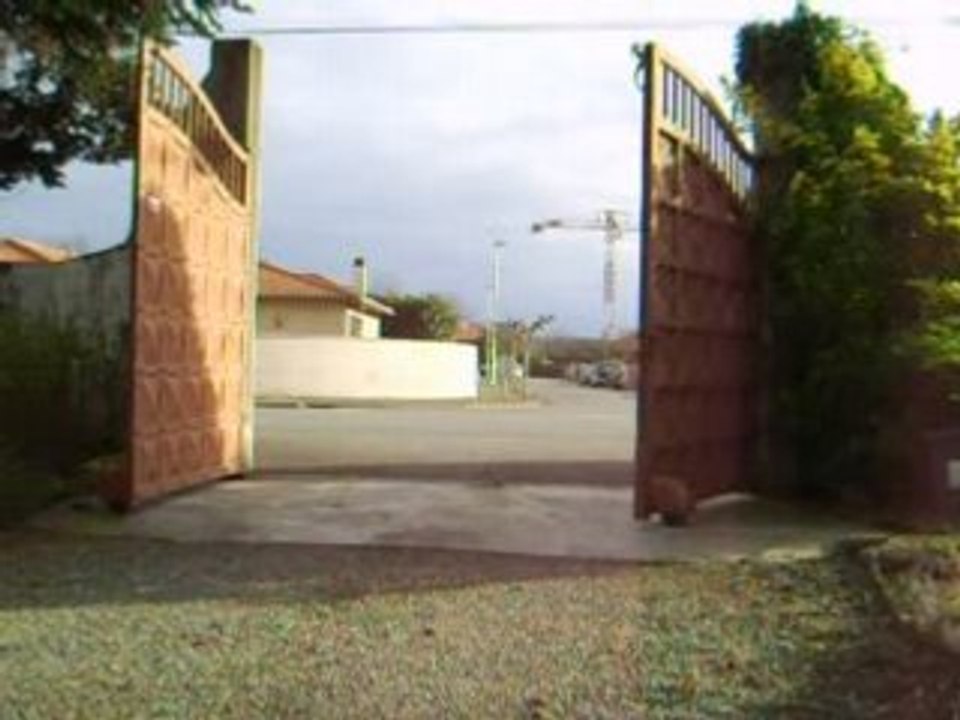 Grand portail à Tarbes : L 4m - H 3m.