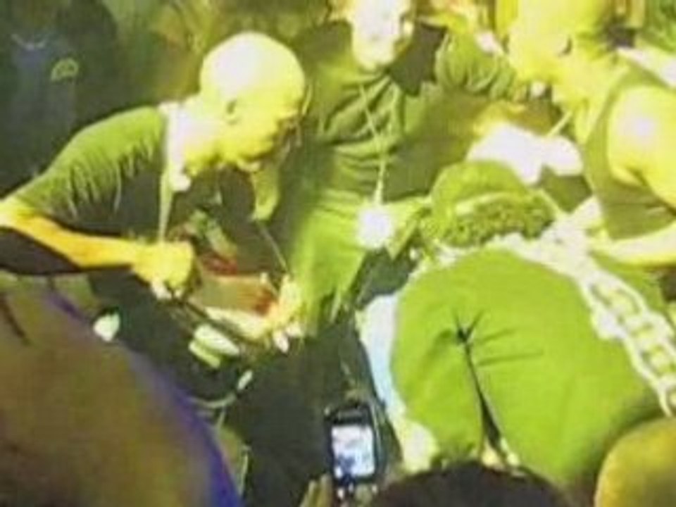 Patrice descend dans la fosse au Zenith