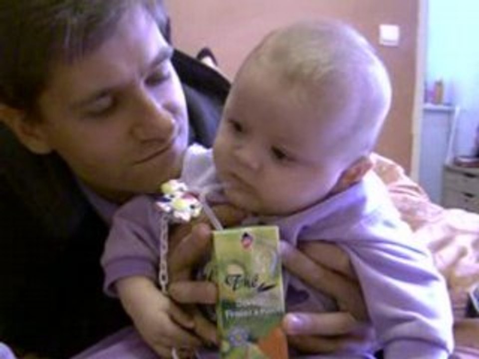 Leo boit à la paille