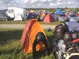 Gégé monte sa tente