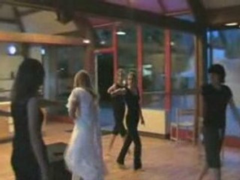 Danse des filles sur Christina Aguilera