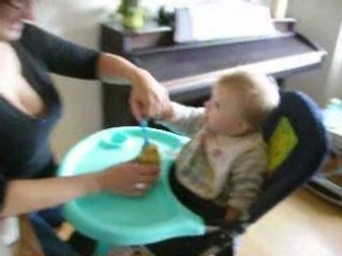 Je mange presque tout seul