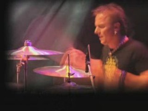 Loic Pontieux joue sur Zildjian (La Boite Noire)