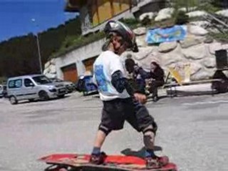 Robin ride le butboard à Pipay