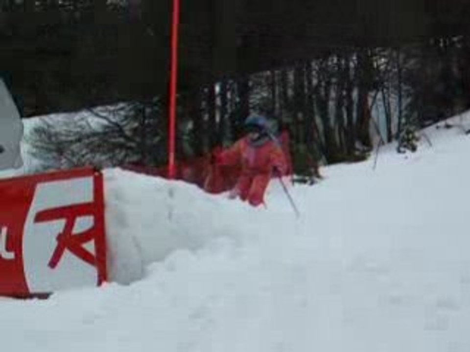 kristelle fonce dans un surfeur