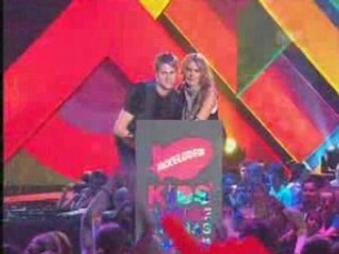Brian McFadden presents award at Nickelodeon KCAS 08