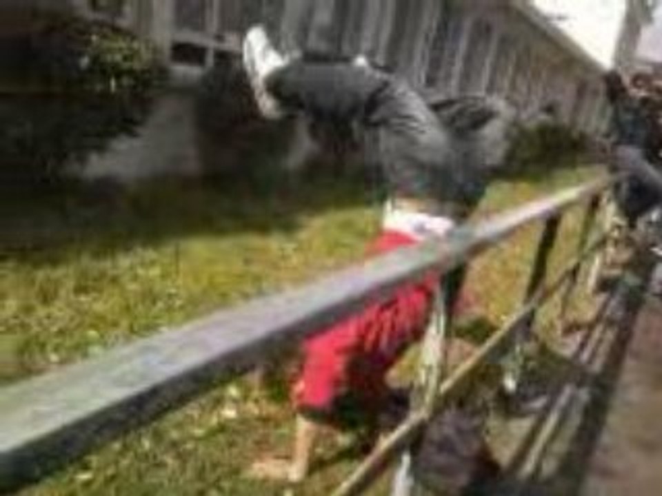 Charly saute la barre, mais c'est la barre qui saute Charly