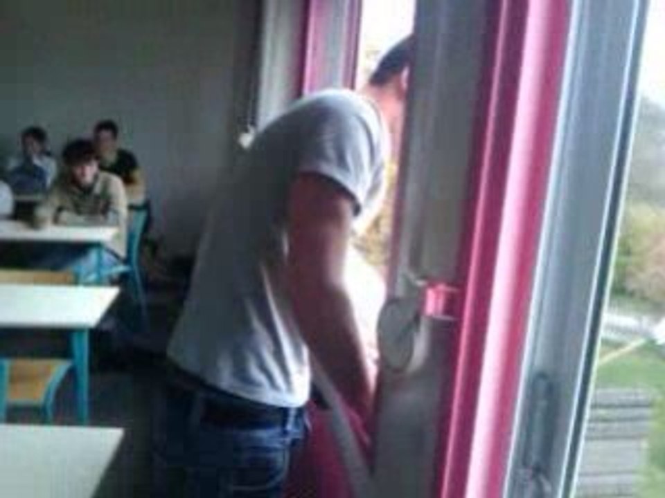 Steven glisse sur les tables
