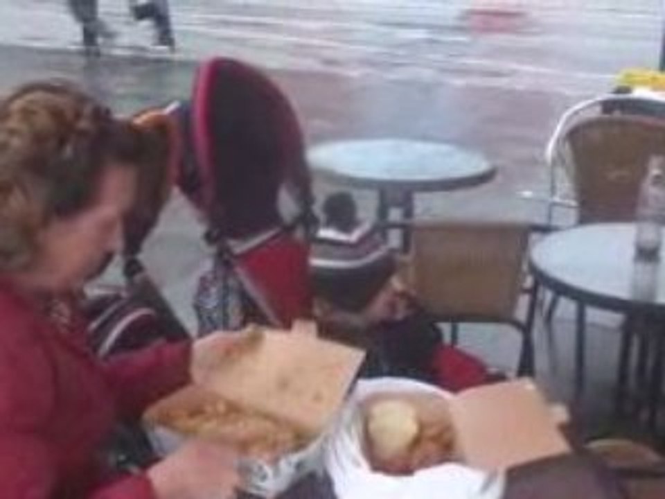 BERGEN - Torget- HAVING FISH...