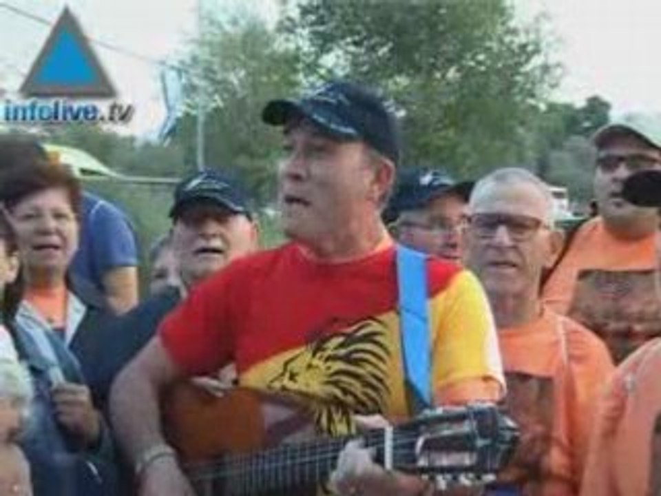 Gruppo di italiani canta "Non c’è Dio grande come Te"