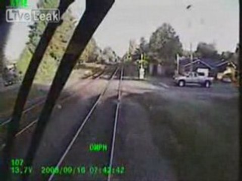 accident d'un Train avec une Pelle mécanique !!