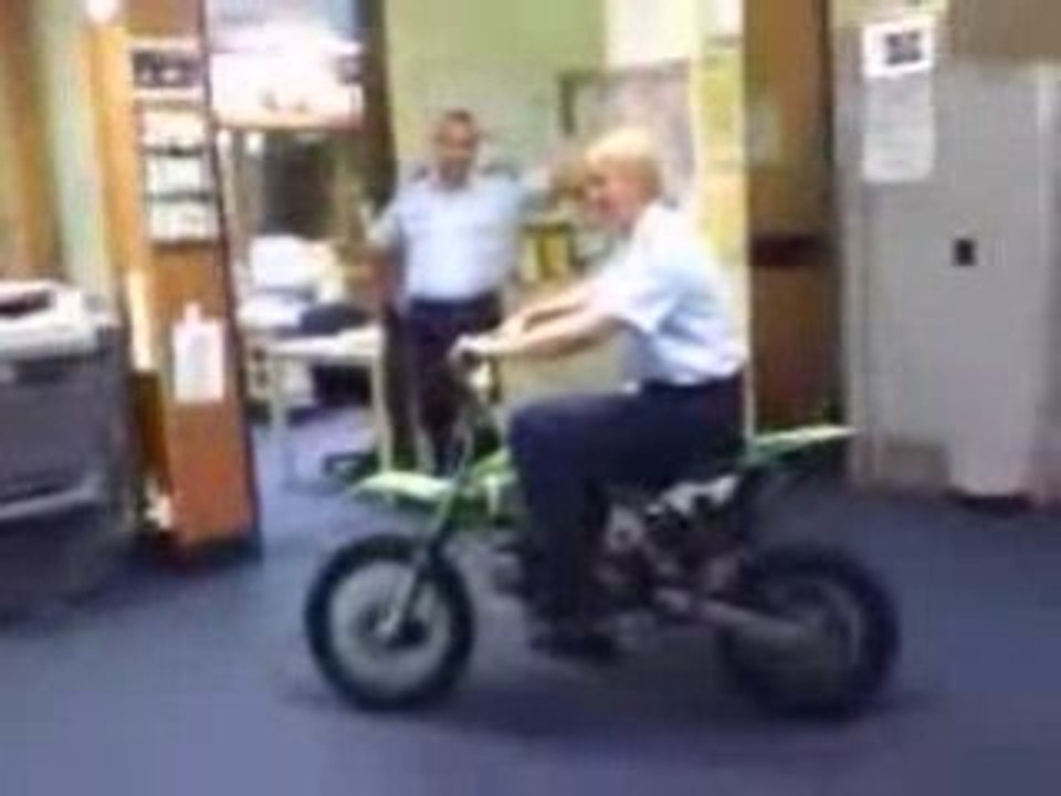 blonde+police+moto=gamelle..lol