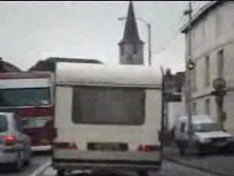 poursuite flic contre caravane