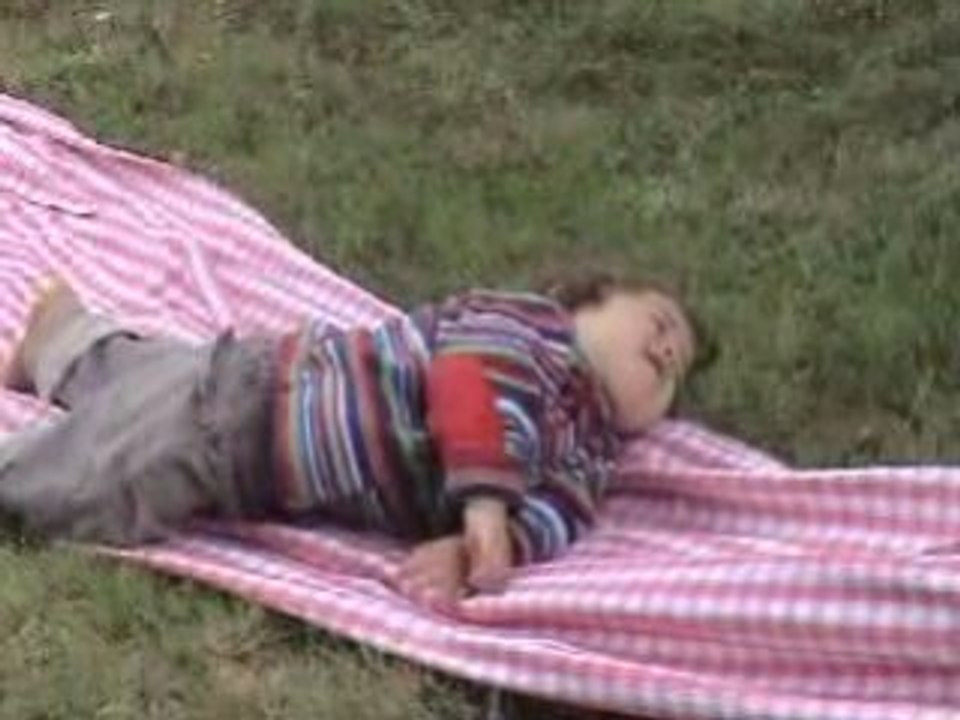 Émile fait de la nappe sur herbe