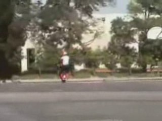 Acrobate-sur-moto-de-course