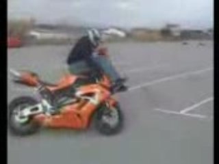 regardez jsuka la fin le mek fai un salto depuis sa moto