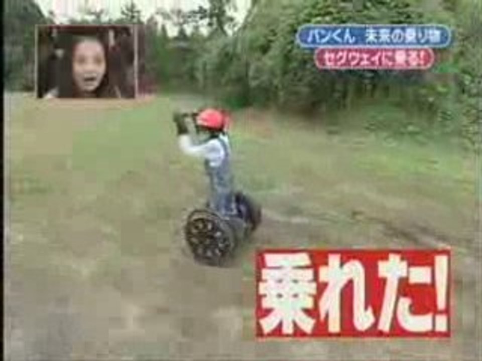 Schimpanse mit segway auf der flucht