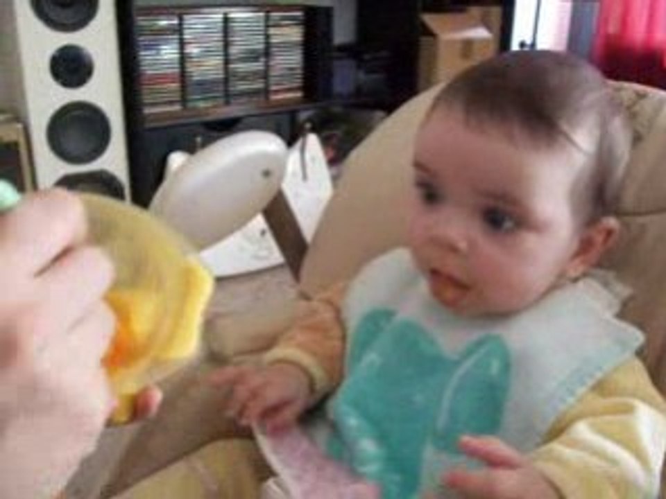 Lola mange sa 1ère purée de légumes100_6224