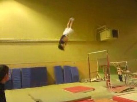 Triple vrille et demi avant trampoline