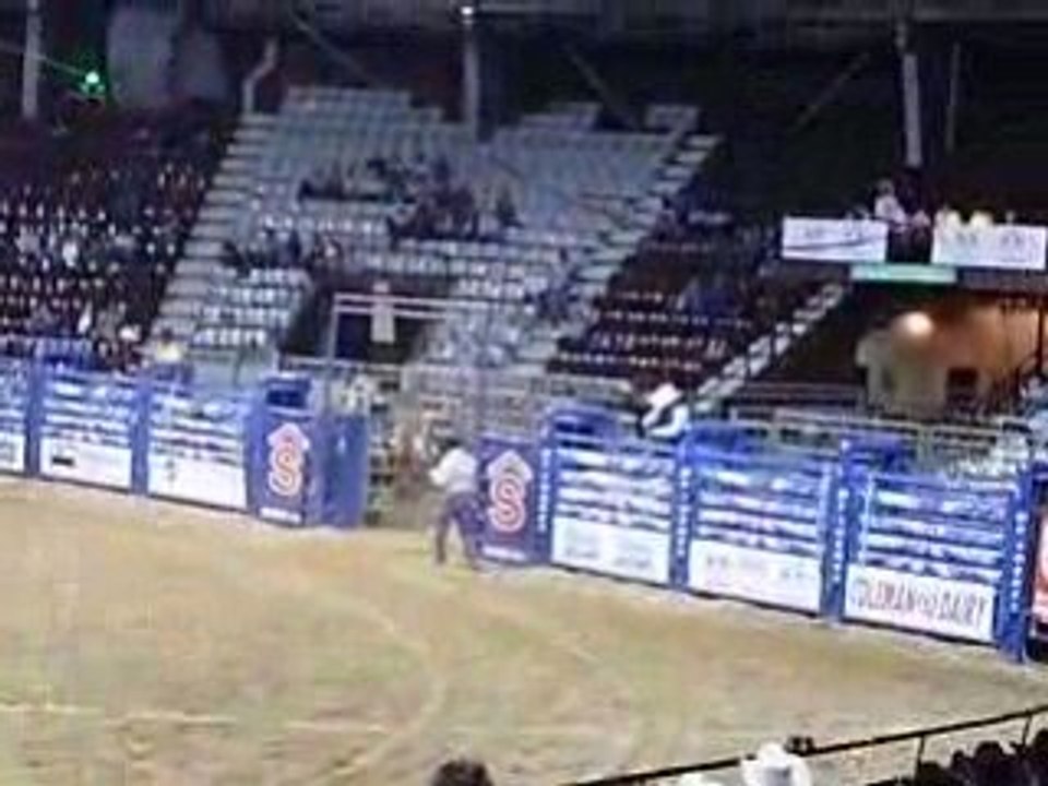 Course à cheval autour de bidons