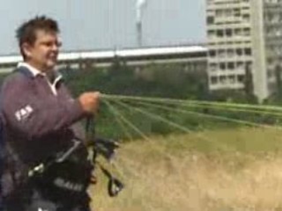 Mann mit Gleitschirm