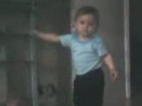 mon ptit bout de chou fait l'acrobate…